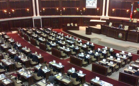 Azerbaijani Parliament discusses decline in manat